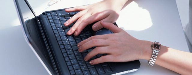 パソコンを使って気になる情報をWEBでチェック